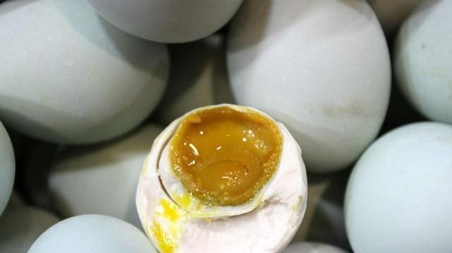 腌咸鸭蛋时，只加盐就错了，多加点“它”，蛋黄流油，蛋白软糯