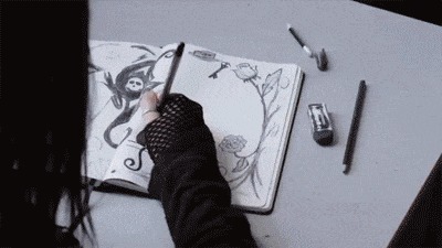 |搞笑GIF:妹纸的脸简直太魔性了,看的止不住笑