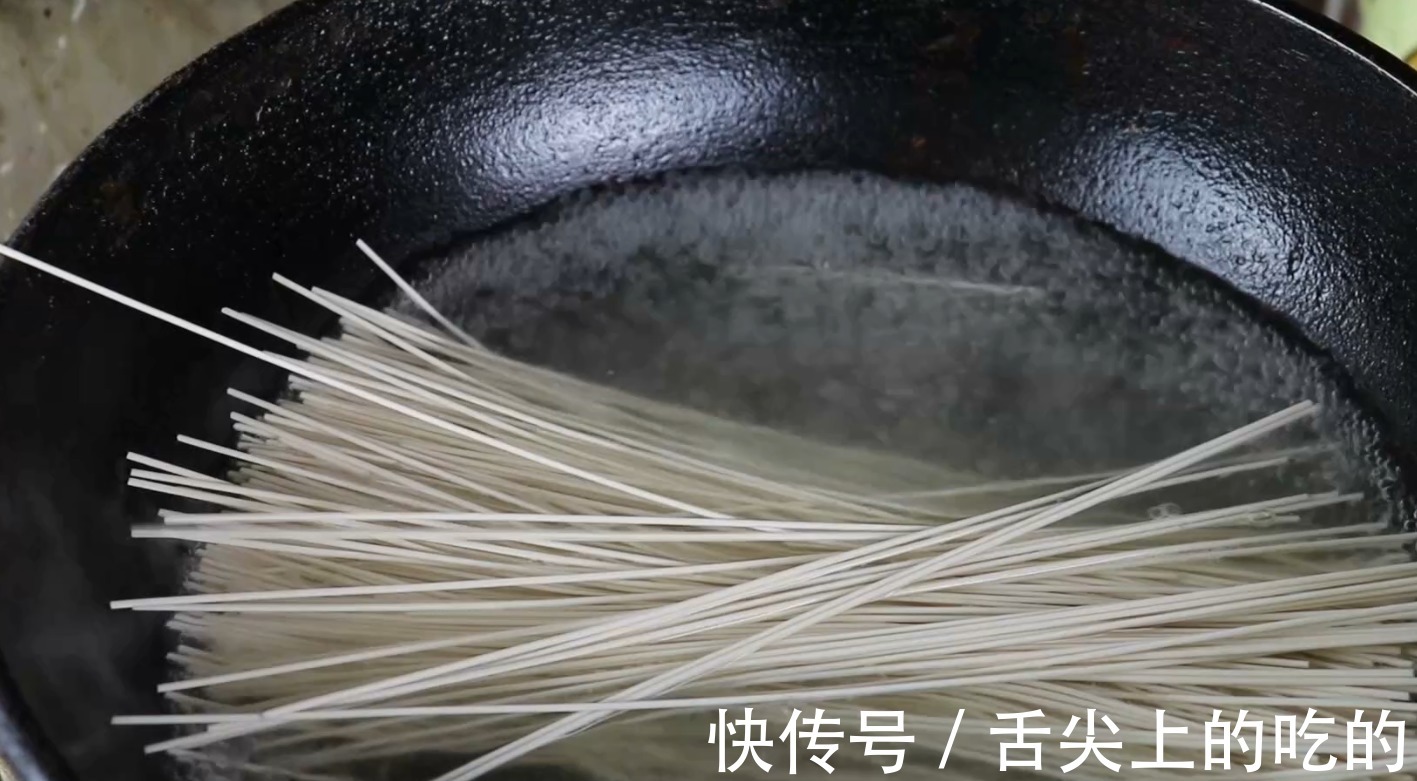 香辣小面|面条要好吃,面条卤是关键,这样做出的面条汤汁,让你连吃三碗