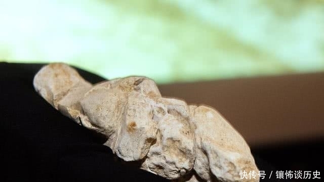 雕塑|法国挖出“抽象女神”,考古学家:2万年前的“人体模特”