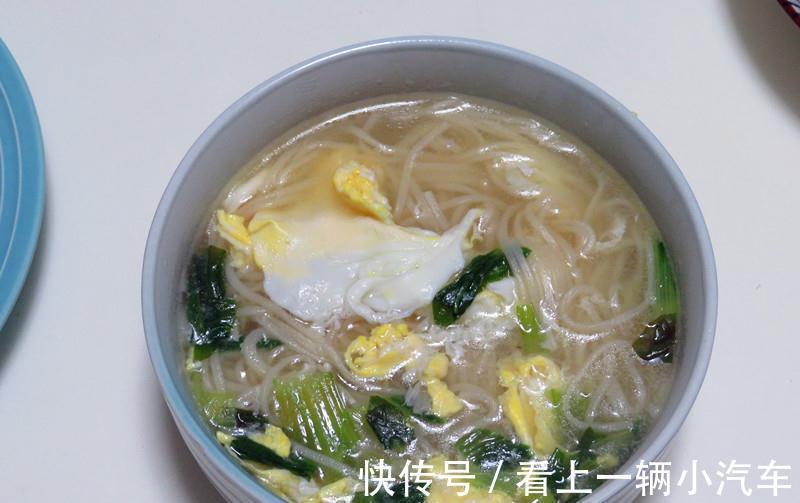 厨房小白的老公自己做晚餐,两菜一面丰盛,晒图给朋友全是点赞的