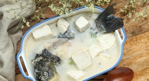 不管炖什么鱼汤,都不要直接加水炖,少了这一步,难怪汤色不浓白