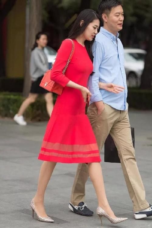 美女脚上穿上一双尖头的高跟鞋，绑带的修饰看上去更加的有女人味