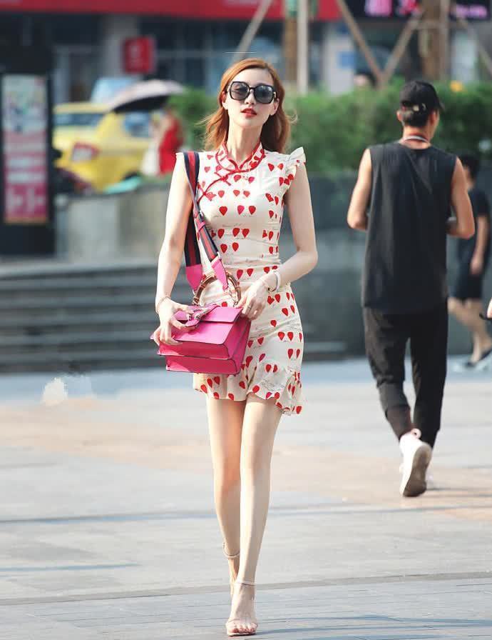 街拍:小姐姐紧身穿搭太好看,身姿曼妙气质美