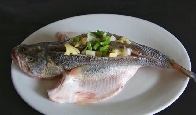 清蒸鲈鱼用热水还是冷水?10个人9个错,难怪鱼肉不鲜且腥味重
