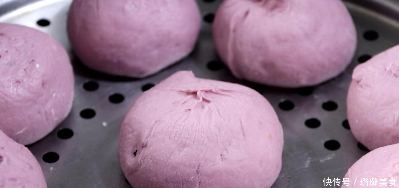 这是面粉的懒人做法,和面不加水,做出的馒头松软不塌,香甜可口