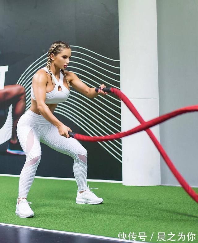 相伴|巴黎时尚模特爱健身,雕刻马甲线与沙漏腰,好身材总是和自律相伴