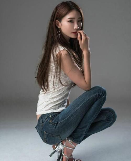 小姐姐爱穿紧身牛仔裤，勾勒妙曼魔鬼身材，展现迷人优雅气息！