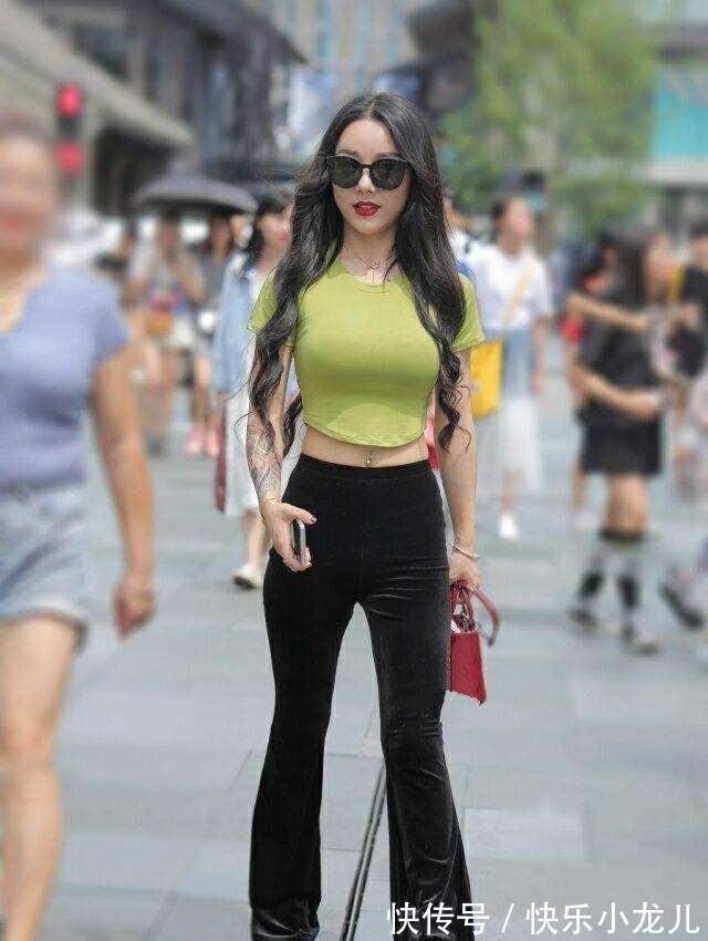 上半身 灰色一字肩上衣搭配黑色百搭打底裤,看起来高级,清新又脱俗