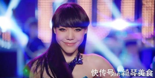 冠军|她曾是《好声音》的冠军，现在却沦落到在街边商演，观众都不买账