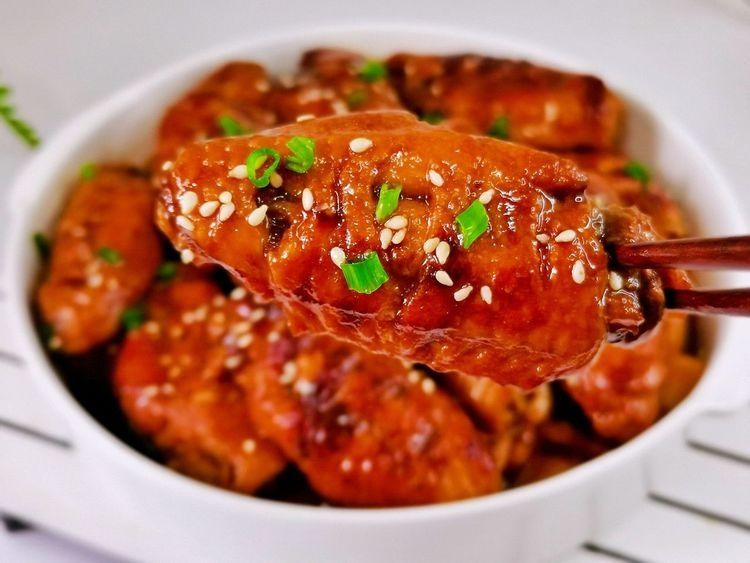 鸡翅的新式做法：照烧鸡翅，口感软嫩，咸香多汁，孩子最爱哦