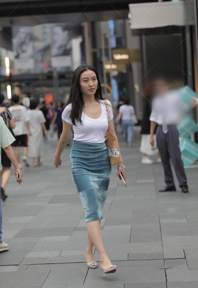 高跟鞋 白绿色系搭配是“经典”,包臀裙加简洁的白色上衣,复古感满满