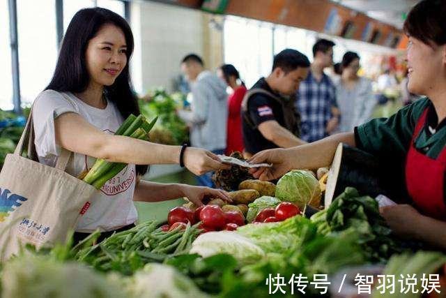 翠欲滴|为啥年轻人宁愿去超市买贵菜，也不买路边老人的菜原因好现实