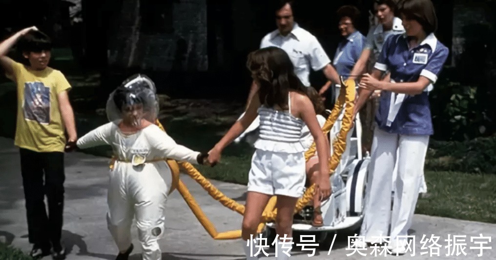 死亡|12岁才走出隔离罩的“泡泡男孩”，在死亡前第一次和妈妈拥抱