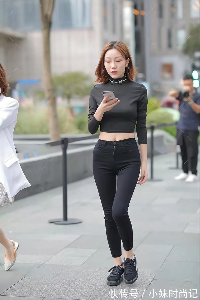 衣服 黑色短衫、黑色紧身牛仔裤,一身黑的打扮,除了帅酷还很显瘦