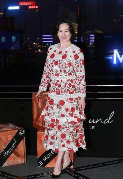 裙装|何超琼到底是赌王最爱的女儿，越老越高贵，穿连衣裙配短发真优雅