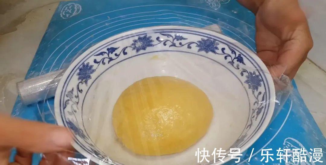 面粉|3个鸡蛋，1斤面粉，大刀一切，松软香甜不刷油，我家一周吃五次