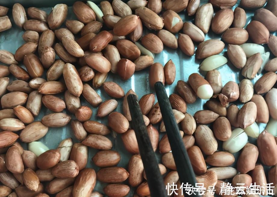 花生不油炸不水煮，学会1个秘制吃法，蒜香浓郁酥香脆，特解馋