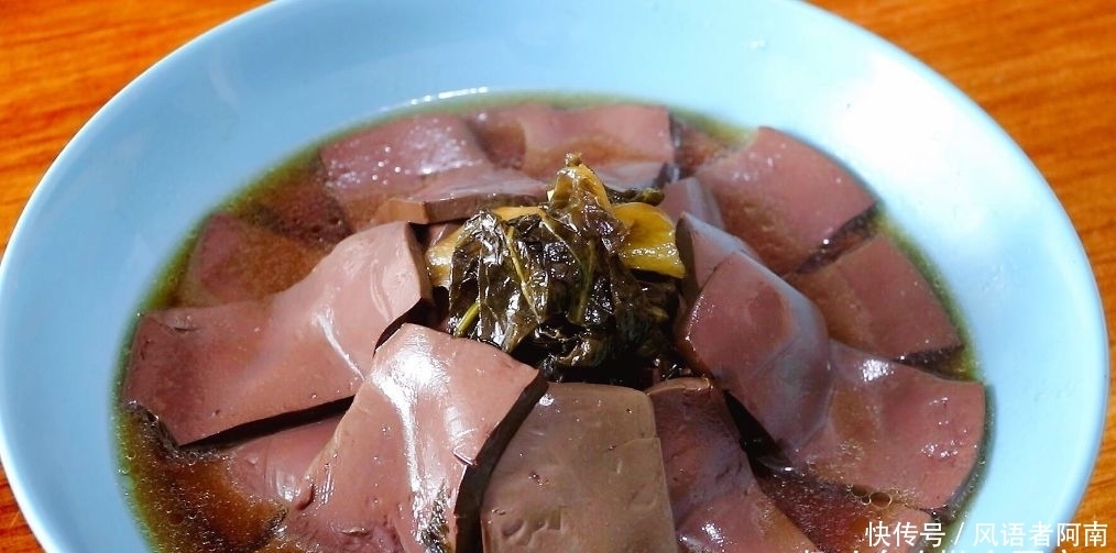 酸菜|用酸菜煮鸭血,鸭血煮的时间越长越好吃,一点不腥,鲜香嫩滑