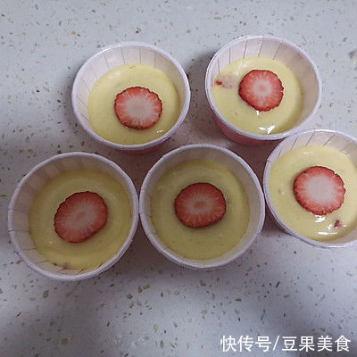 #健康甜蜜烘焙料理#草莓酥粒马芬蛋糕