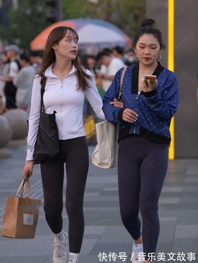 运动衫 白色修身运动衫搭配黑色运动裤,简单大气,运动风十足!