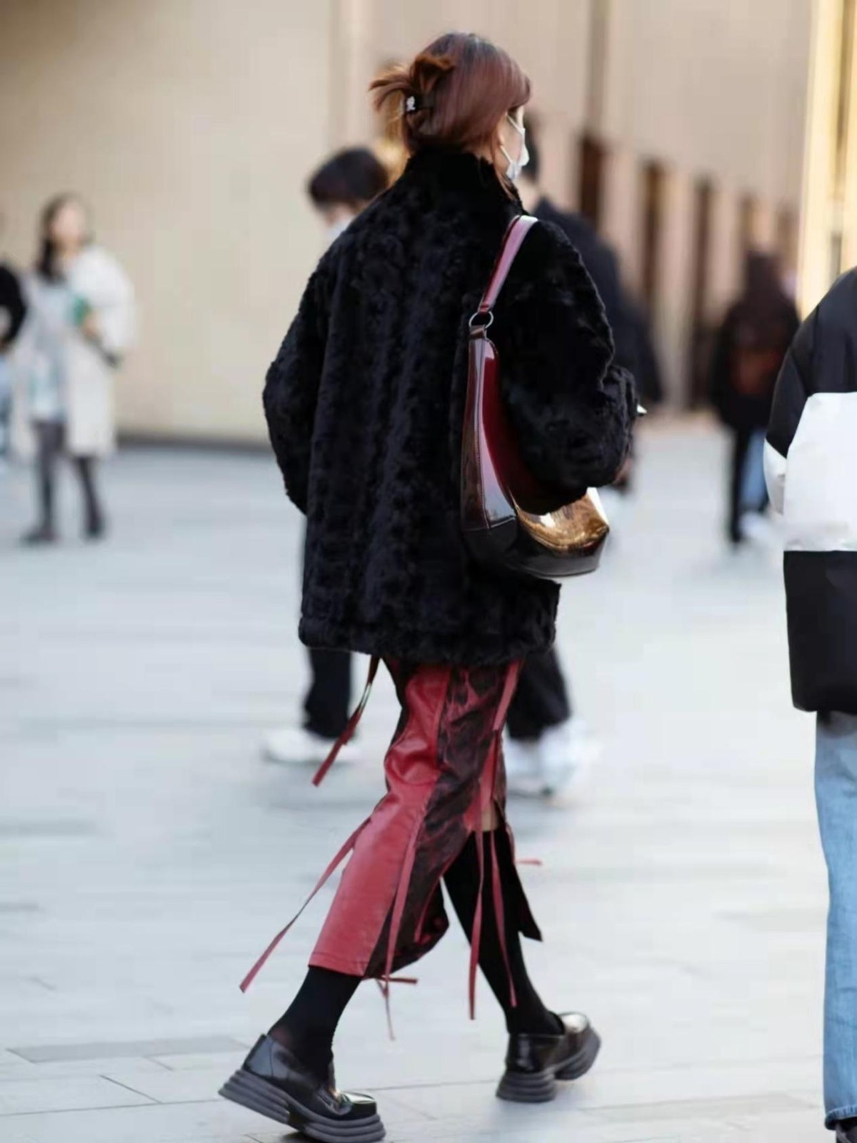 时髦|接地气的杭州路人穿搭火了,实用时髦兼具,照着穿就对了