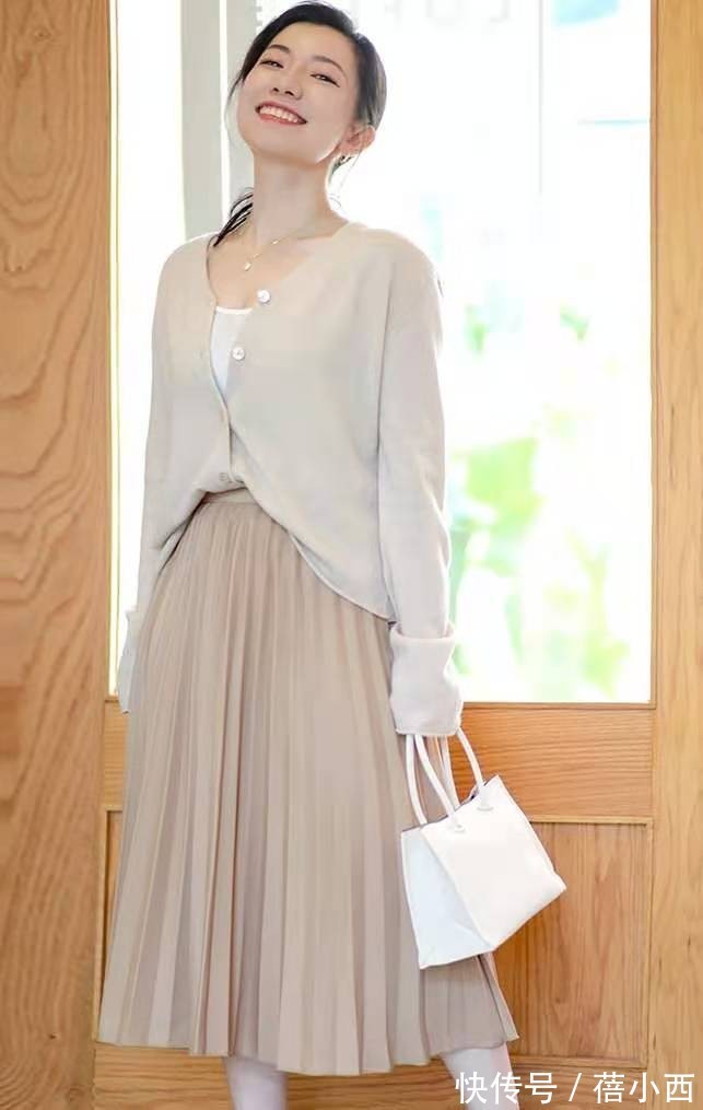 条纹|女人不管多少岁,学会这样搭配“针织衫”,时髦、优雅告别老气