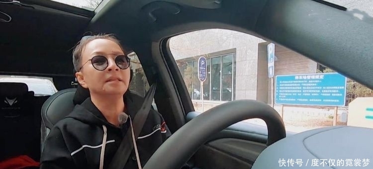 屏幕 《桃花坞》现场,,宋丹丹像催婚长辈一样,隔着屏幕为郭麒麟为难