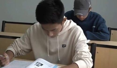 父亲姓#一考生因自创霸气姓氏走红,或成全国唯一,网友:能上户口吗?