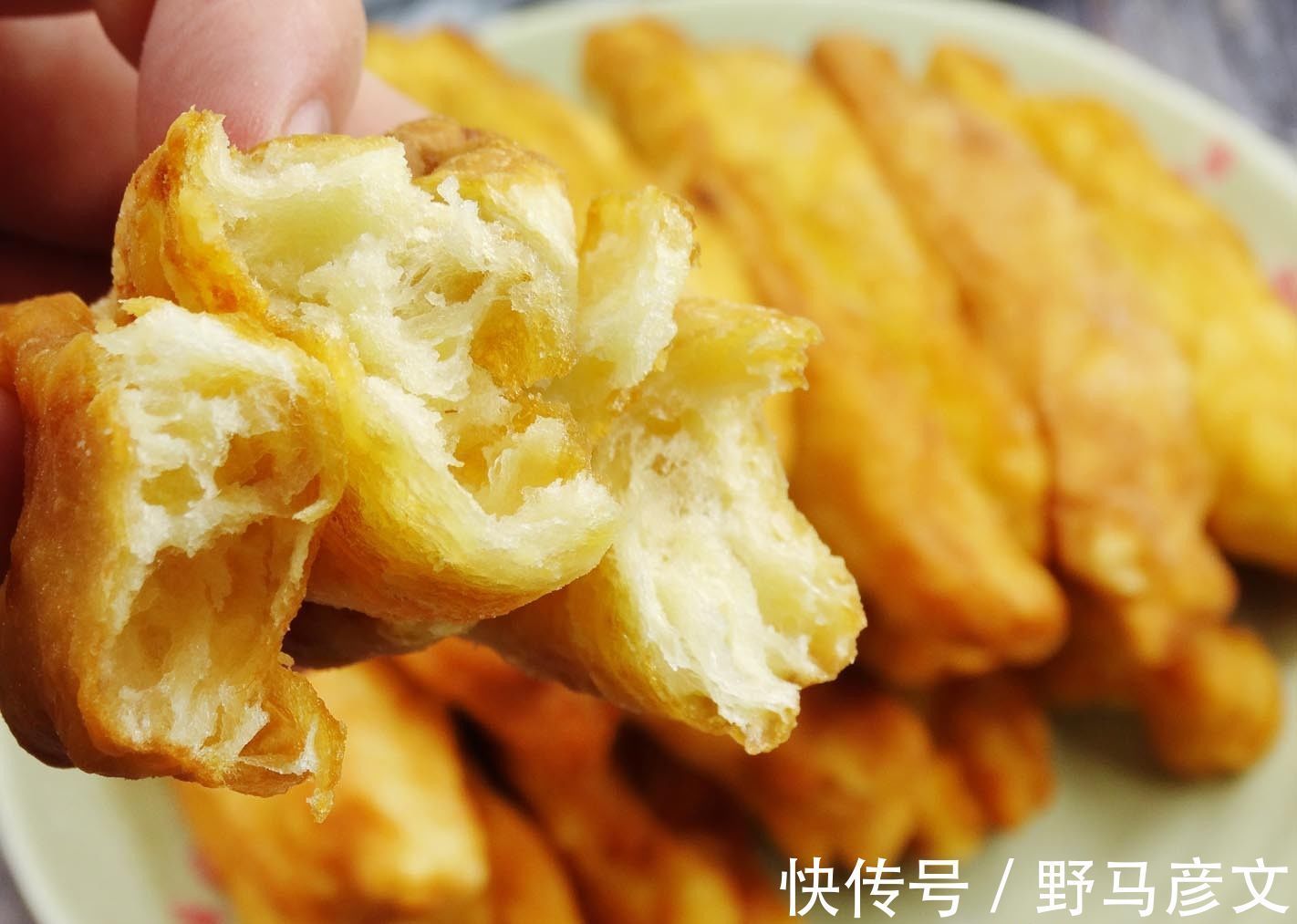 油条|炸油条,加泡打粉是“大错”,用这配方,保你炸出香酥脆的油条
