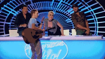 |搞笑GIF：妹子 有斑马线你们不 非要去翻护栏 这下尴尬了吧