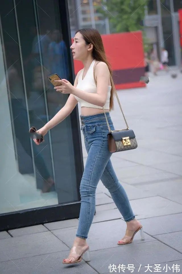 修身牛仔裤|美女街拍:针织背心,搭配修身牛仔裤,时尚潮流