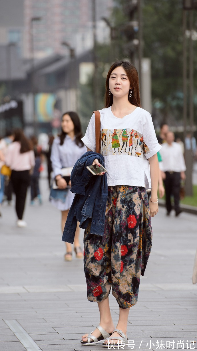 凉拖|街拍,撞色条纹连衣裙与厚底凉拖的搭配,让你清凉一夏!