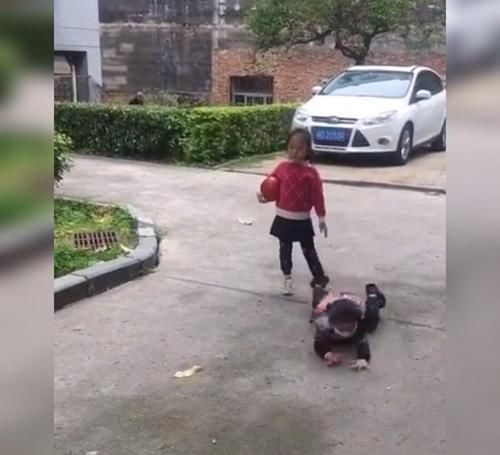 姐姐|弟弟被姐姐的“气质”绊倒,令网友捧腹大笑:气质这块拿捏死死的