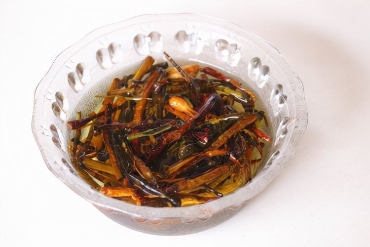 自己在家也能做葱油饼,做法简单易学,又香又脆