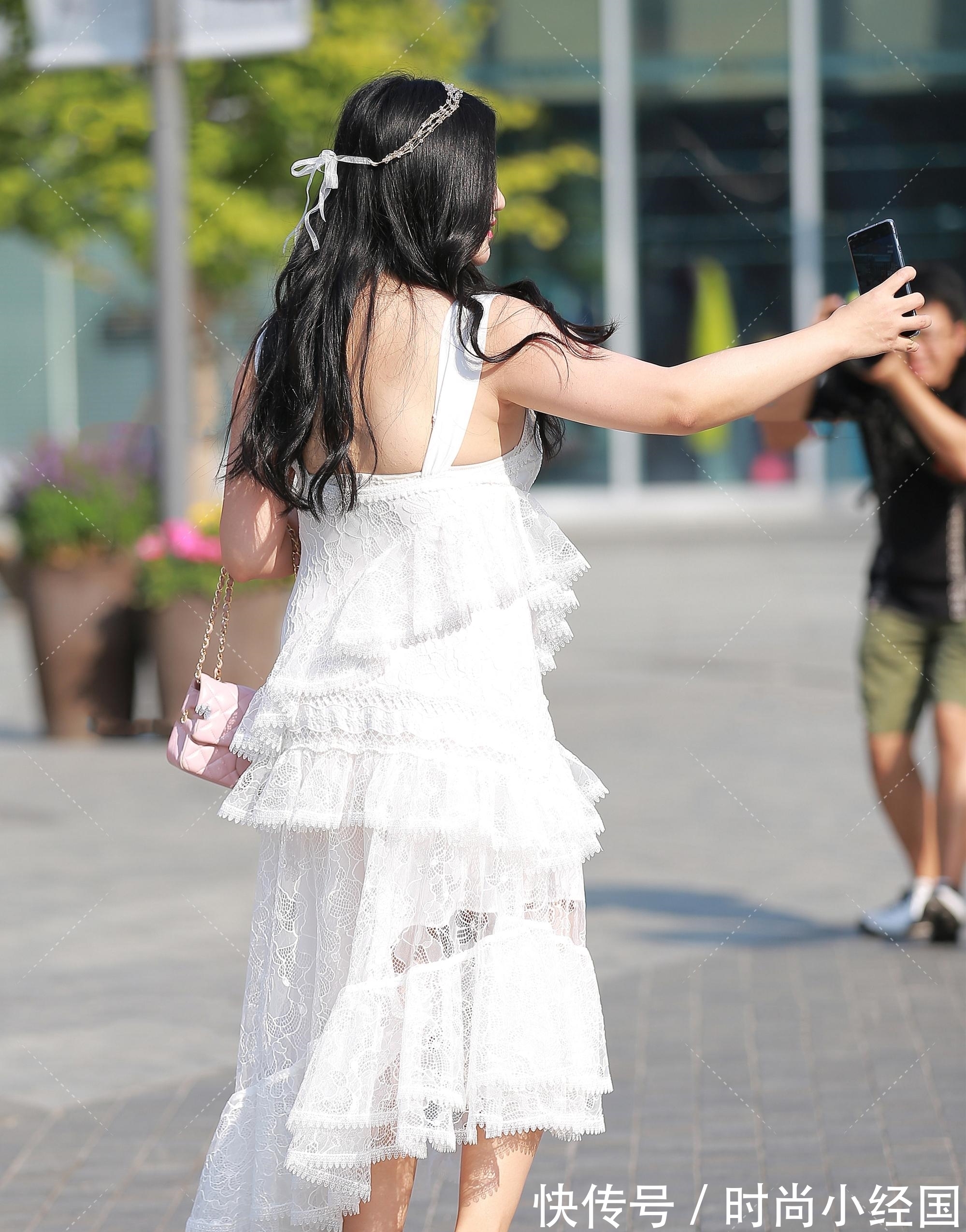 纱网 贵妇逛街“真敢穿”,用个白纱网做成裹身裙,为显时髦真够拼的