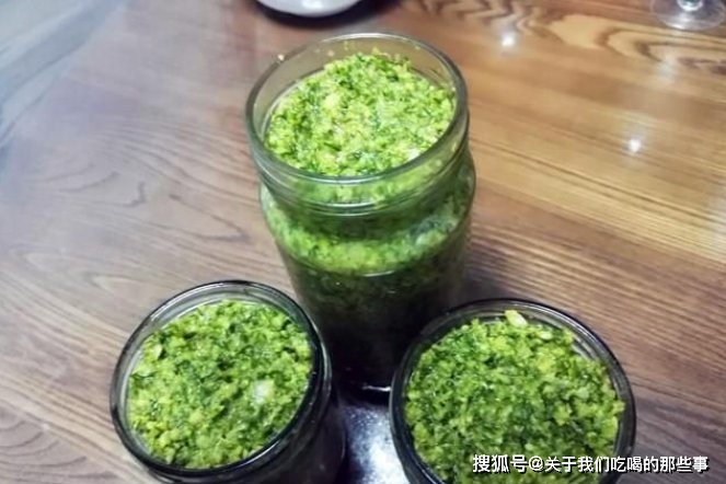 技巧|腌韭花酱的季节到了,记住一个技巧,放一年也绿油油的,鲜香不变质