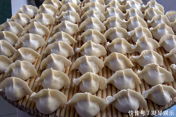 白菜猪肉饺子，调馅时这样调，饺子鲜美多汁，比三鲜饺子都鲜