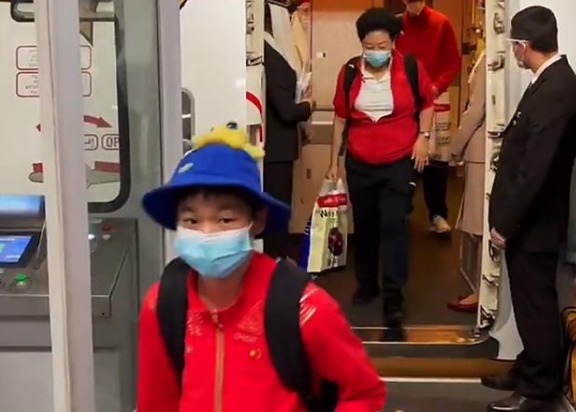 全红婵安全归国!戴章鱼帽让空姐目不转睛,出国不忘给家人买礼物