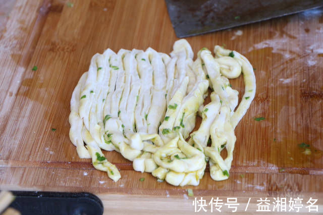 夏天就馋这个饼，不发面不烫面，柔软层次多，外面要10块一斤