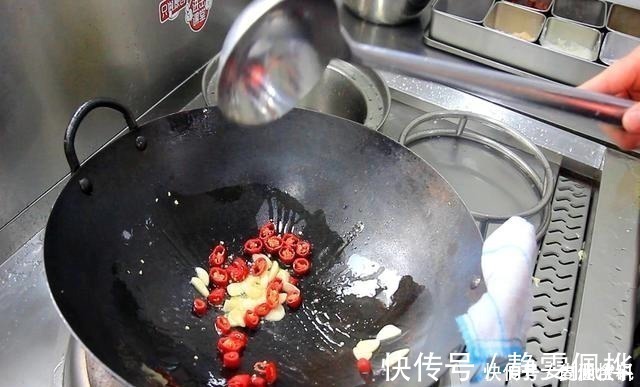 焯水|炒苦瓜时,有人焯水有人直接炒饭店大厨缺了这1步、咋炒都苦