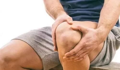 有这几个表现，说明你的膝盖“变软”了！