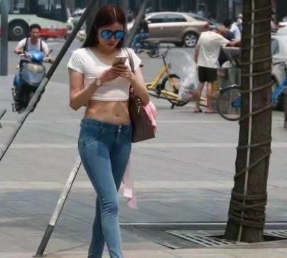 厉害|厉害了,那么紧的牛仔裤也要硬往里面塞,网友尴尬癌都犯了