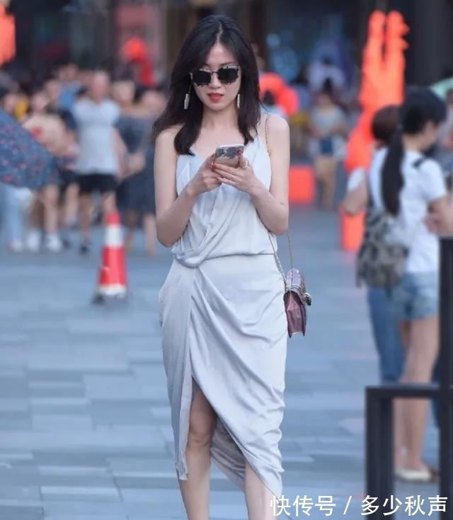 连衣裙 亮色吊带连衣裙,搭配白色时尚高跟凉鞋,动人美感油然而生