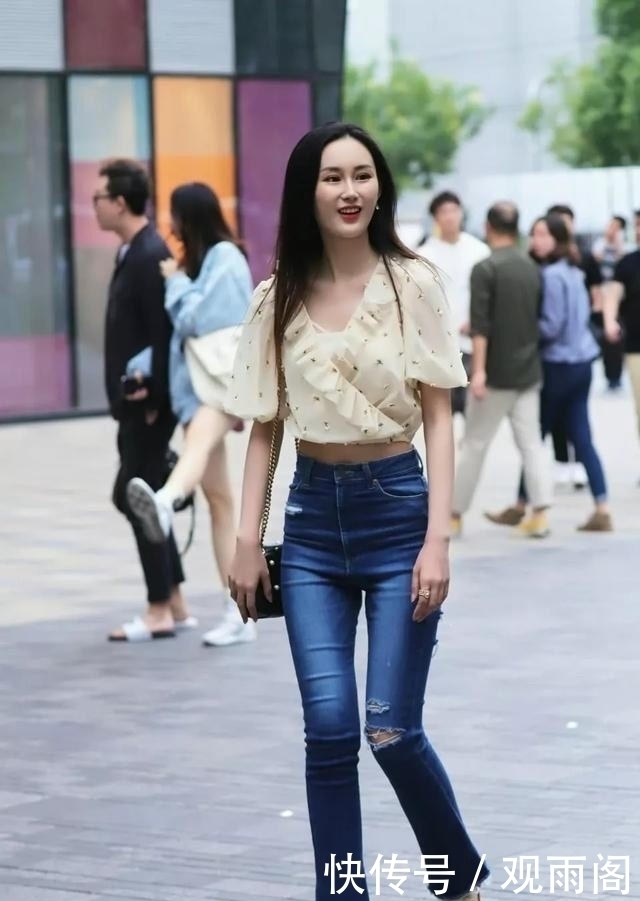 街拍青春靓丽的小姐姐,时尚的打扮,彰显个人气质