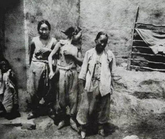 富态|清末老照片：图2女子衣不蔽体，格格们却富态颜值高