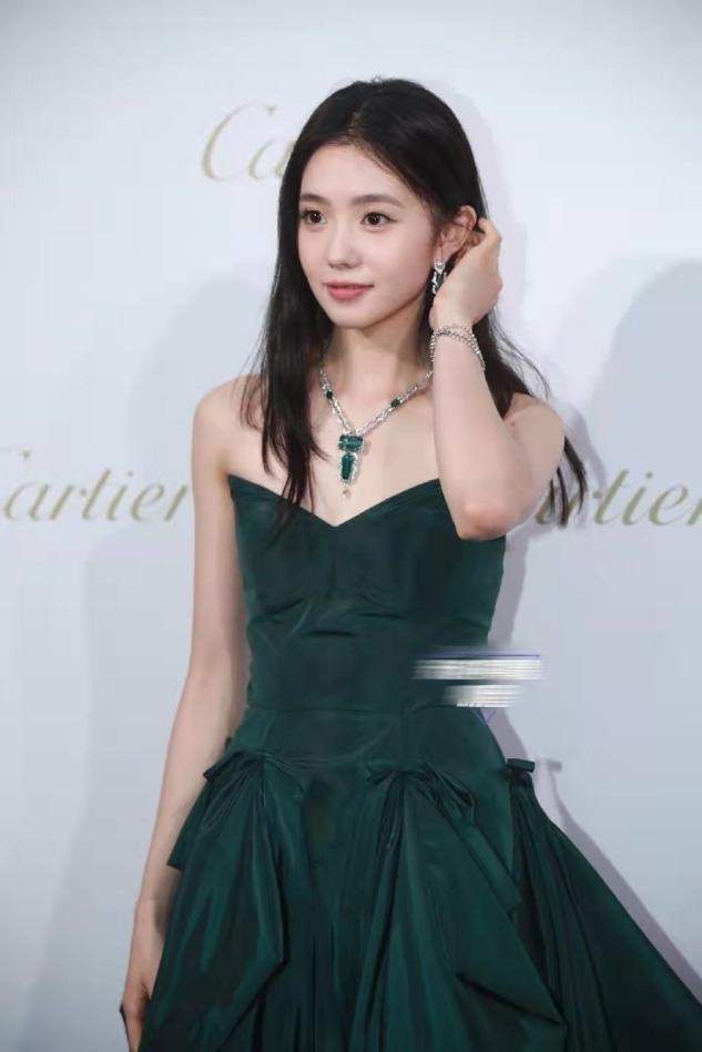 刘浩存|谋女郎刘浩存亮相活动,墨绿长裙穿出寡淡感,清淡妆容太没记忆点