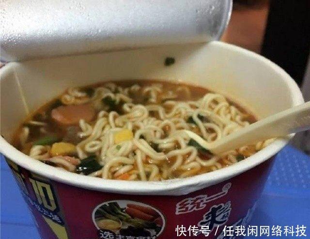 医生|25岁小伙吃泡面把自己吃进医院, 医生指出 是因为同时吃了它