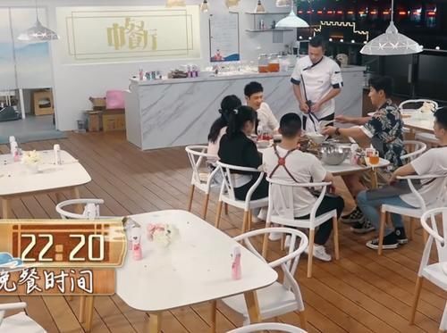 黄晓明偷偷给赵丽颖夹鸡腿,谁注意颖宝当下反应难怪冯绍峰不疑心