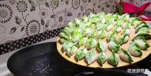 饺子包好后,直接放冰箱就“废了”,教你一招,饺子不粘连不开裂